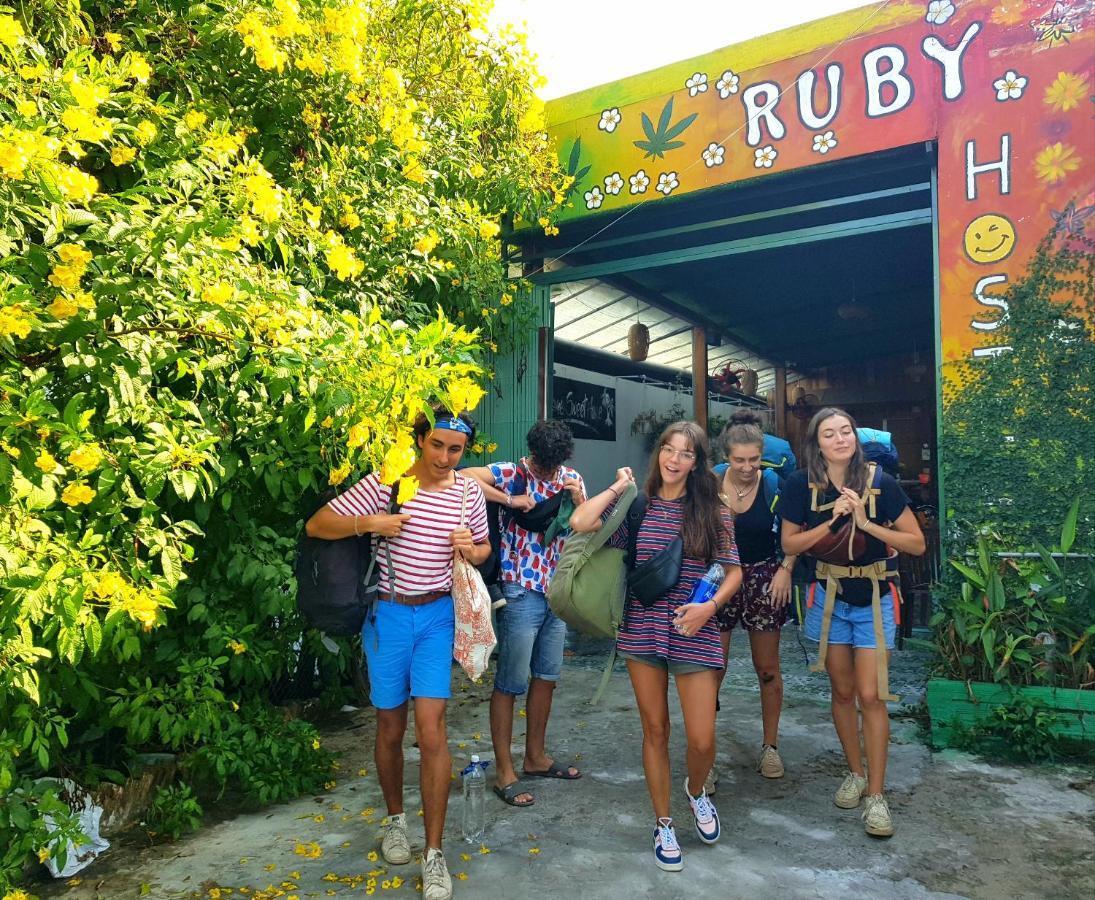Ruby Phu Quoc Hostel Екстериор снимка